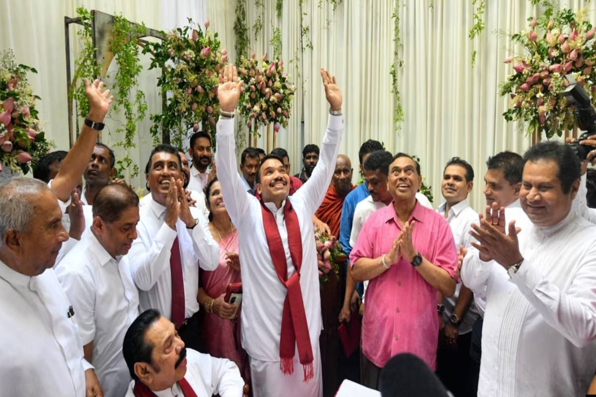 இலங்கையின் அடுத்த ஜனாதிபதி ஒரு சிறைக்கைதியாம்.. மகிந்தவும் கோட்டாபயவும் வரிசையில்! | Namal Who Will Become President From Prison