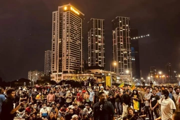 அமெரிக்கா பறக்கின்றது காக்கா! நாட்டைக் காத்தோர் சிறைக்குள்: சஜித் கடும் விசனம்