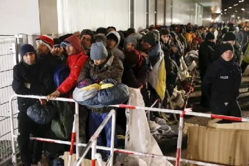 பிரித்தானியாவிற்குள் சட்டவிரோதமாக நுழையும் புலம்பெயர்ந்தோருக்கு கடுமையான எச்சரிக்கை