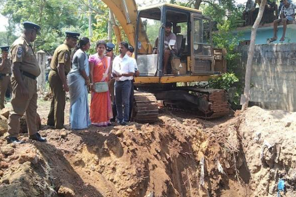 கிளிநொச்சியில் தனியார் காணியில் முன்னெடுக்கப்பட்ட புதையல் அகழ்வுபணி! | Treasure Excavation Carried Out In Kilinochchi