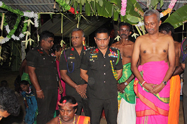 பிள்ளையார் ஆலய கும்பாபிஷேகத்தில் சிறிலங்கா இராணுவத்தினருக்கு வரவேற்பு (படங்கள்) | Welcome To Army At Pillaiyar Temple Kumbabhishekam