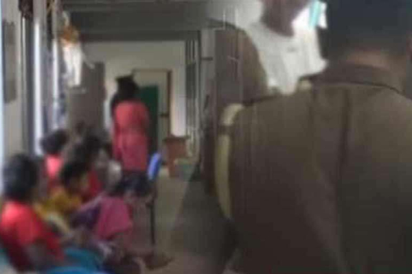 விஞ்ஞான ஆய்வுகூடத்தில் திடீரென சுகயீனமடைந்த மாணவர்கள் | Students Suddenly Fall Science Lab Dambulla School
