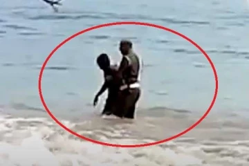 கடலில் நீந்தி தப்பிச்செல்ல முயன்ற திருடனை பாய்ந்து பிடித்த காவல்துறை