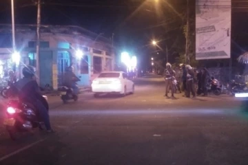 யாழில் மோட்டார் சைக்கிளுடன் கார் மோதி விபத்து : ஒருவர் வைத்தியசாலையில்