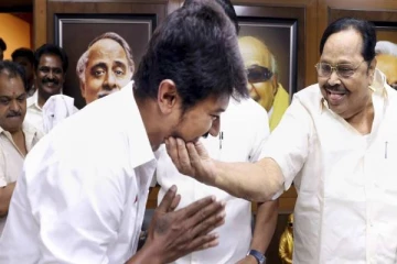 கருணாநிதியையும், மு.க.ஸ்டாலினையும் உதயநிதி தூக்கி சாப்பிட்டு விடுவார்: துரைமுருகன் புகழாரம்