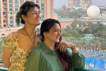 குஷ்பூவின் மகளா இப்படி? வெளிநாட்டில் எல்லைமீறிய கவர்ச்சி உடையில் இருக்கும் ஸ்டில்கள்