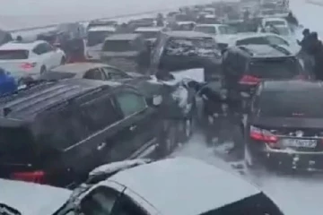 வெளிநாடொன்றில் திடீரென மோதிய நூற்றுக்கும் மேற்பட்ட வாகனங்கள் : பலர் காயம்