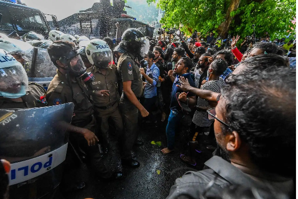 கோட்டாபயவின் மாளிகையை தகர்ப்பதற்கு முன்னேறிப் பாயும் பல்லாயிரம் மக்கள் (நேரலை) | To Demolish Gotabayas Mansion