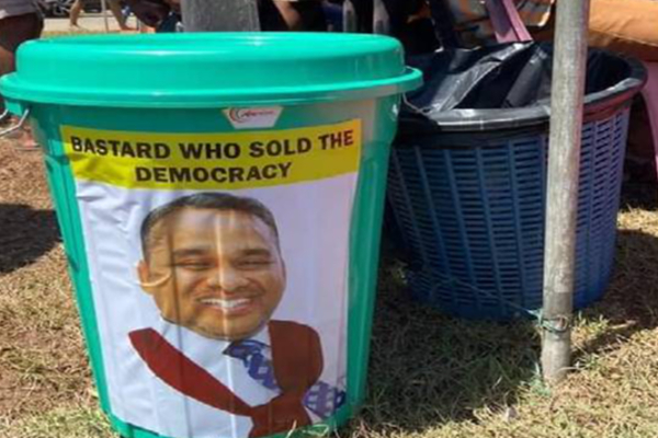 காலிமுகத்திடலில் குப்பைத்தொட்டிக்குள் தூக்கிவீசப்பட்ட அரசியல்வாதிகள் | Politicians Thrown In The Trash On Foot காலிமுகத்திடலில் குப்பைத்தொட்டிக்குள் தூக்கிவீசப்பட்ட அரசியல்வாதிகள் | Politicians Thrown In The Trash On Foot