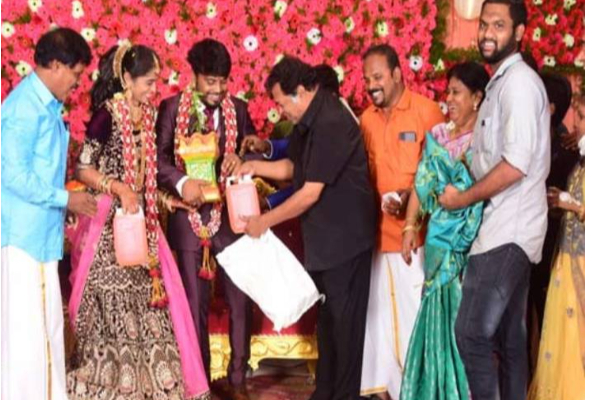 மணமக்களுக்கு பெட்ரோலை பரிசாக கொடுத்த நடிகர் மயில் சாமி- காரணம் என்ன? குவியும் வாழ்த்துக்கள் | Actor Mayilsamy Give Petrol As Gift For Brides