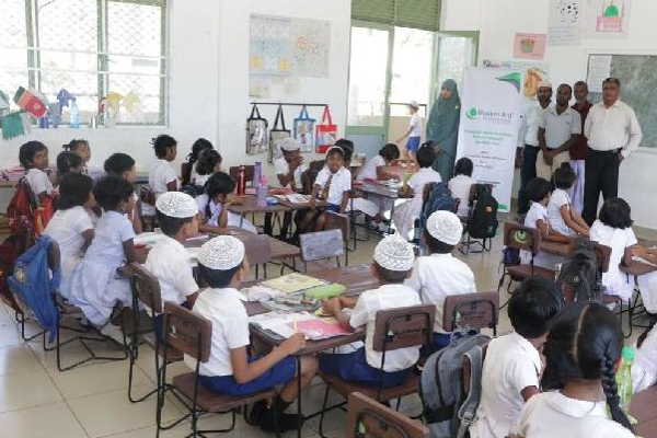 திருகோணமலையில் பல லட்சம் செலவில் தளபாடங்கள் திருத்தியமைக்கப்பட்டு பாடசாலை நிர்வாகிகளிடம் கையளிப்பு! | Trincomalee Furniture Repaired Handed Over School