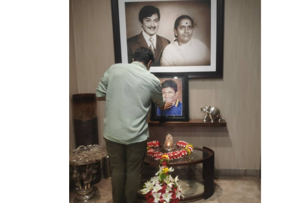 புனித் ராஜ்குமார் குடும்பத்தினரை சந்தித்து நேரில் ஆறுதல் கூறினார் நடிகர் ராம் சரண் | Cinema Puneeth Raamsaran