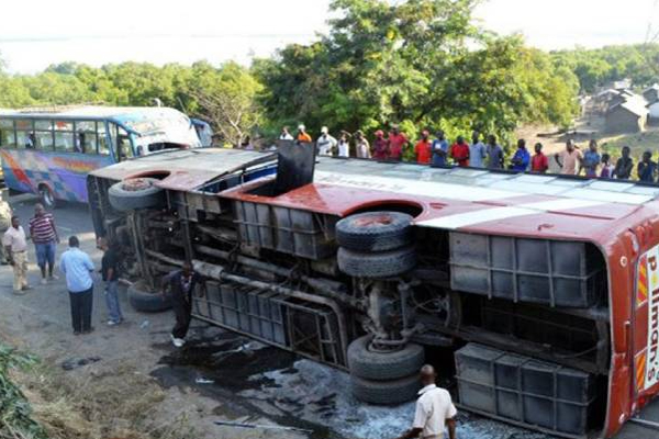 பயணிகள் வாகனம் மீது மோதிய பல்கலைக்கழக பஸ்! 14 பேர் உயிரிழப்பு | University Bus Collided With A Passenger Vehicle
