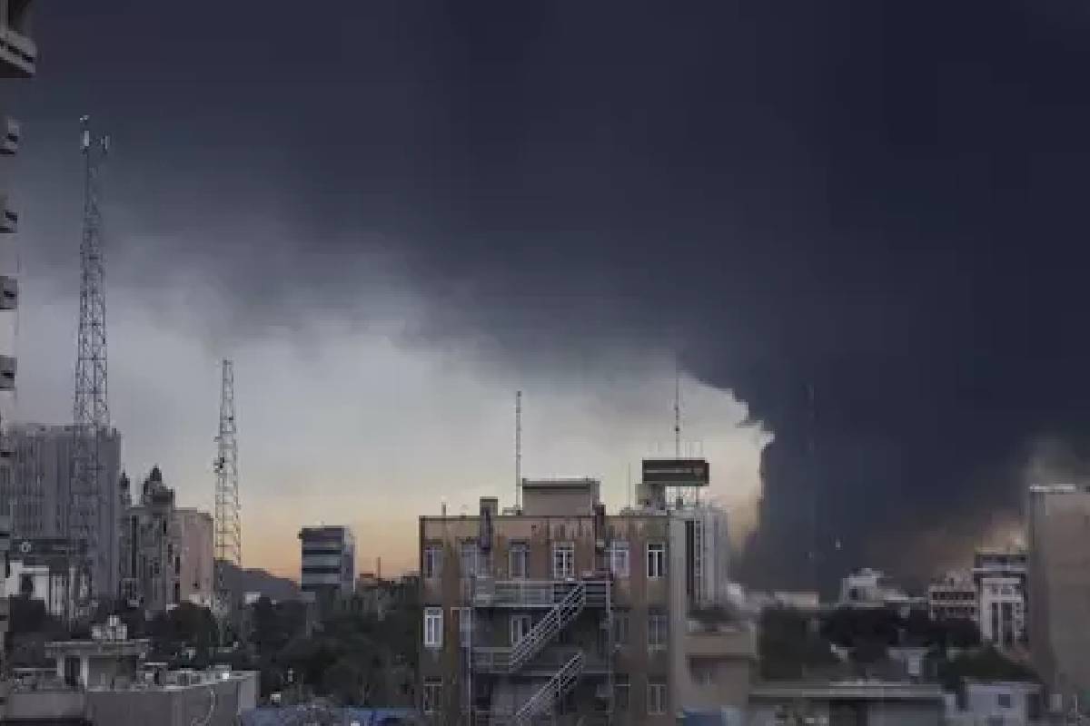 இஸ்ரேல் தாக்குதலால் தீப்பற்றி எரியும் தெஹ்ரான் எண்ணெய் கிடங்கு: அமில மழை எச்சரிக்கை விடுத்த ஈரான் | Oil Depot On Fire In Tehran Acid Rain Warning Iran