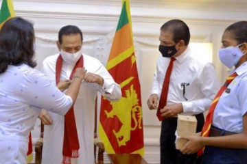 முதல் கொடி பிரதமர் மகிந்தவுக்கு