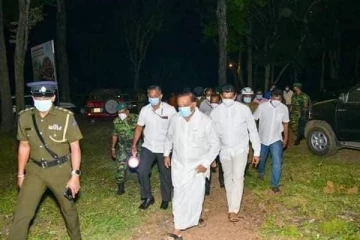 இரவோடு இரவாக திடீரென பிரித்ஓதி வழிபாட்டில் ஈடுபட்ட அமைச்சர்கள்