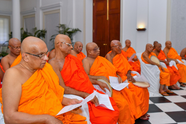 நாட்டின் விடிவுக்கான பயணத்தில் முன்வைத்த காலை பின்வைக்க மாட்டேன்: அநுர தெரிவிப்பு | Anura Speech In Mahanayake Thero
