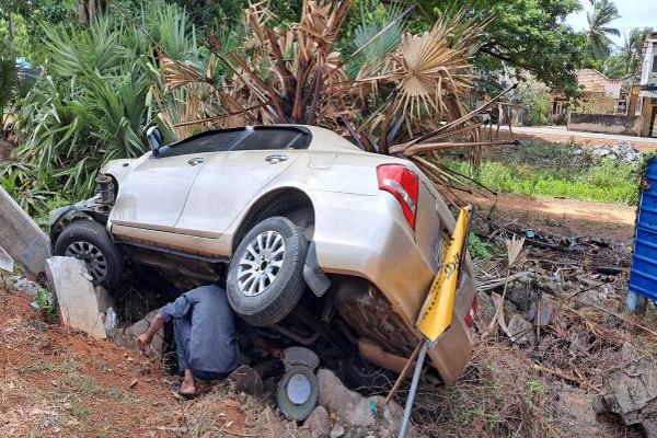நானாட்டான் வீதியில் பயங்கர கார் விபத்து.!  (Photos) | Nanaddan Divisional Street Car Accident