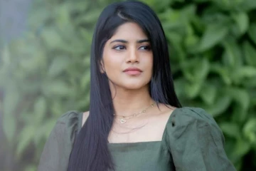 மேகா ஆகாஷ் - நடுக்கடலில் ஹாட் போட்டோஷூட்