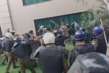 හිටපු අගමැතිගේ නිවසට පොලිසිය කඩාපනී.