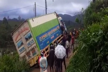 வீதியை விட்டு விலகி விபத்துக்குள்ளான லொறி: போக்குவரத்து தடை (Video)