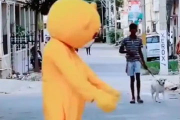 கடிக்க வந்த நாயை அலறவிட்ட மிக்கி மவுஸ்...தலைத்தெறிக்க மிரண்டு ஓடும் காட்சி!