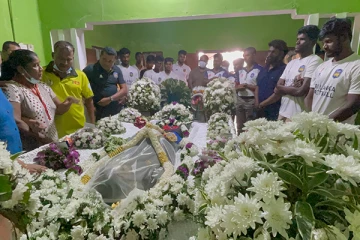 கால் பந்தாட்ட சுற்றுப்போட்டியின் வெற்றியை டக்சன் பியூஸ்லஸிற்கு அர்ப்பணித்த வடமாகாண அணியினர்  (Photos)