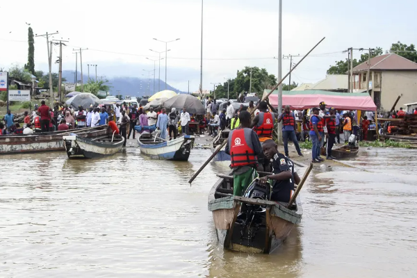 ஆற்றுக்குள் படகு கவிழ்ந்து 100 போ் மாயம் | 100 Dead After Boat Capsizes In River In Nigeria