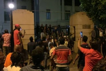 கோட்டாபய பிறந்த நாளை முற்றுகையிட்ட போராட்டக்காரர்கள்