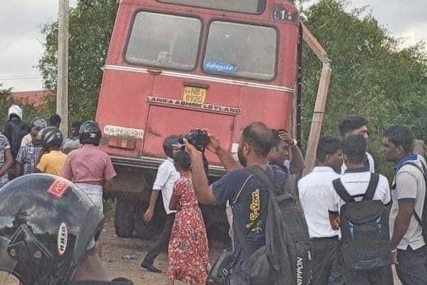கிளிநொச்சியில் பஸ்ஸை மோதிய புகையிரம்; தெய்வாதீனமாக தப்பிய பயணிகள்!(Photos) | Train Hits Bus In Kilinochchi Passengers Escaped