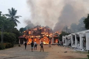 மகிந்தவின் இல்லம் மீது தாக்குதல் - முற்றாக தீயிடப்பட்ட சனத் நிஷாந்தவின் வீடு
