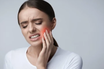 பல் வலியால் பெரும் அவஸ்தையா? இதனை எப்படி எளியமுறையில் சரிசெய்யலாம்?