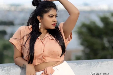 நடிகை ரச்சிதாவா இது.. பால்கனியில் வேற லெவல் போஸ்