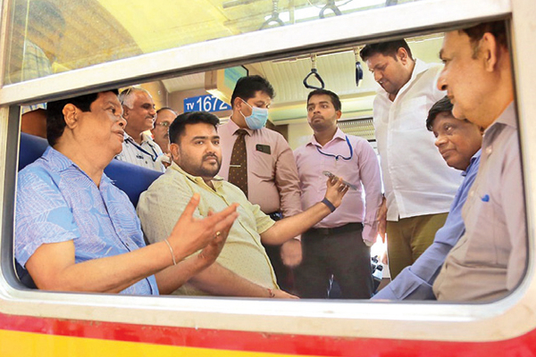 யாழில் வாகனத்தைவிட்டு இறங்காத  அமைச்சர்;  ஏமாற்றத்துடன் திரும்பிய அதிகாரிகள்! | Minister Who Did Not Get Off The Vehicle In Jaffna