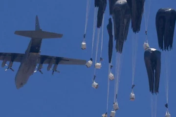 காஸாவில் விமானம் மூலம் நிவாரணப் பொருட்கள் விநியோகம்