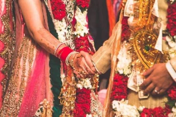 81 வயதான முதியவரை திருமணம் செய்த 23 வயது இளம் பெண்! வைரலாகும் புகைப்படம்