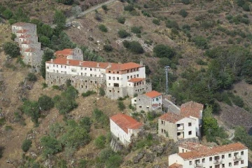 பிரபல நாட்டில் முழு கிராமமும் விற்பனைக்கு... விலை என்ன தெரியுமா?