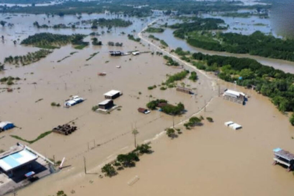 உடைந்த மாவிலாறு அணை: கிராமங்கள் வெள்ளத்தில் - நூற்றுக்கணக்கான மக்கள் மீட்பு | Navy Rescues 300 People Following Mavil Aru Tank