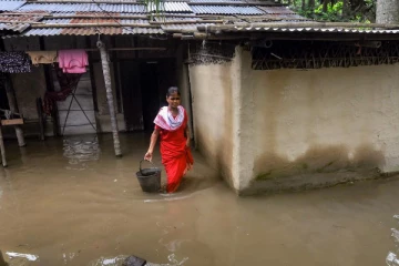 சீரற்ற காலநிலையால் கொழும்பில் கடுமையாக பாதிக்கப்பட்டுள்ள மக்கள்
