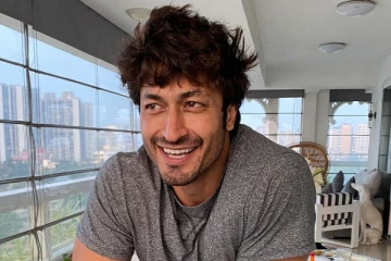 துப்பாக்கி வில்லன் இமயமலையில் ஆடையில்லாமல் வெளியிட்ட போட்டோ.. அதிர்ச்சியில் நெட்டிசன்கள்