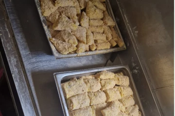 பழுதடைந்த உணவுகள் - யாழில் திடீரென சோதனைக்கு உட்படுத்தப்பட்ட பிரபல அசைவ உணவகம் (Photos)