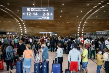 பாரிஸ் விமான நிலையத்தில்  ஊழியரின்  நகைச்சுவையால் 550,000 யூரோ இழப்பு!