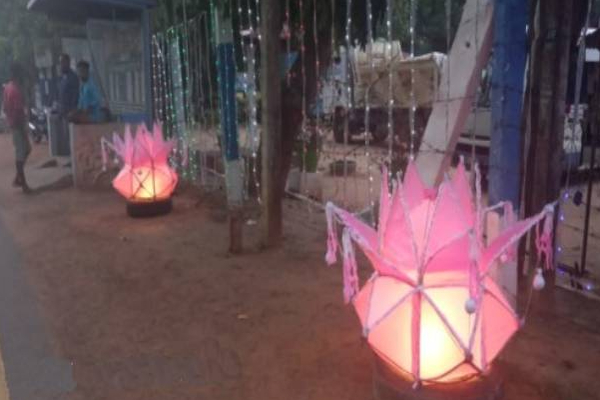 யாழில் பொலிஸ் நிலைய முன்றலில் ஜொலிக்கும் வெசாக் கொண்டாட்டம்! | Vesak Celebration Chavakachcheri Police Station