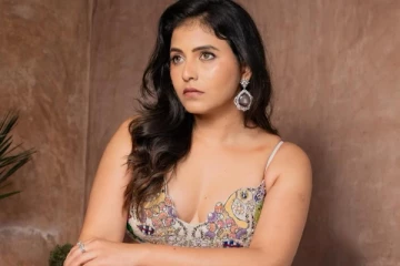 நடிகை அஞ்சலியா இப்படி.. செம ஹாட் உடையில் கிளாமர் போஸ்