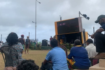 ஜனாதிபதி செயலகத்திற்கு முன்பாக திரண்டுள்ள பலர்! பிரம்மாண்ட திரையில் நாடாளுமன்ற அமர்வு நேரடி ஒலிபரப்பு