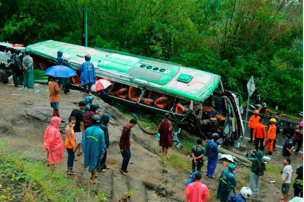 200 அடி பள்ளத்தில் பாய்ந்த கெப் ரக வாகனம் | The Kep Vehicle Plunged Into A 200 Foot Ditch