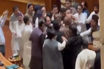 பாகிஸ்தானில் கட்சி மாறிய துணை சபாநாயகர் - அடிவெளுத்த இம்ரான் கான் கட்சி எம்.பி.க்கள்