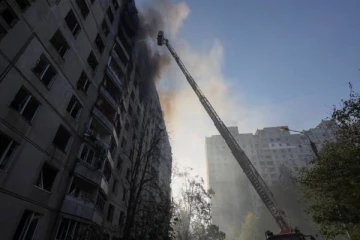 கார்கிவில் உள்ள அடுக்குமாடி குடியிருப்பில் மீது ரஷ்யா வெடிகுண்டு தாக்குதல்! 40 பேருக்கு நேர்ந்த நிலை