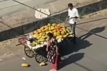 ராட்சசியின் அசிங்கமான செயல்! தள்ளுவண்டி காரரின் பரிதாபநிலையை பாருங்க... இப்படியும் பெண்ணா?