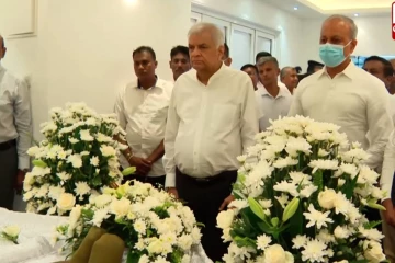 හිටපු පොලිස්පති සී.ඩී. වික්‍රමරත්න මහතාගේ දේහයට රනිල් වික්‍රමසිංහ මහතාගෙන් අවසන් ගෞරව